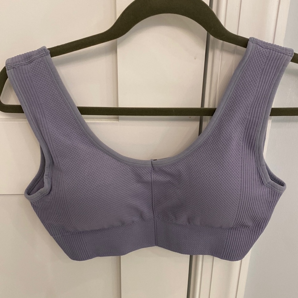 Savvi Sommer sports bra